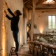 Décoration salle de fête avec des guirlandes lumineuses et des crochets sans percer les murs