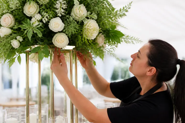Composition florale haute et éléments décoratifs sur un devis de mariage
