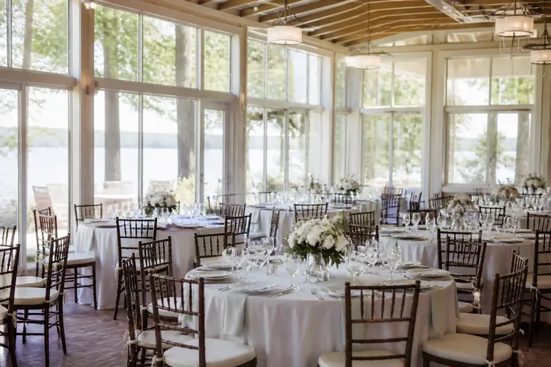 Tables de réception dressées pour un mariage au Domaine du Lac à Aussonne