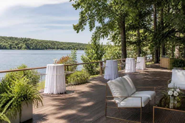 Terrasse extérieure et espaces verts du Domaine du Lac pour les groupes