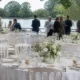 Vue d'une table de mariage Domaine du Lac Aussonne dressée avec soin pour un repas festif au bord de l'eau