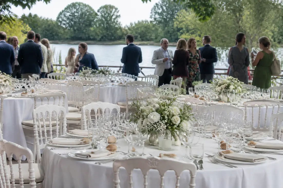 Vue d'une table de mariage Domaine du Lac Aussonne dressée avec soin pour un repas festif au bord de l'eau
