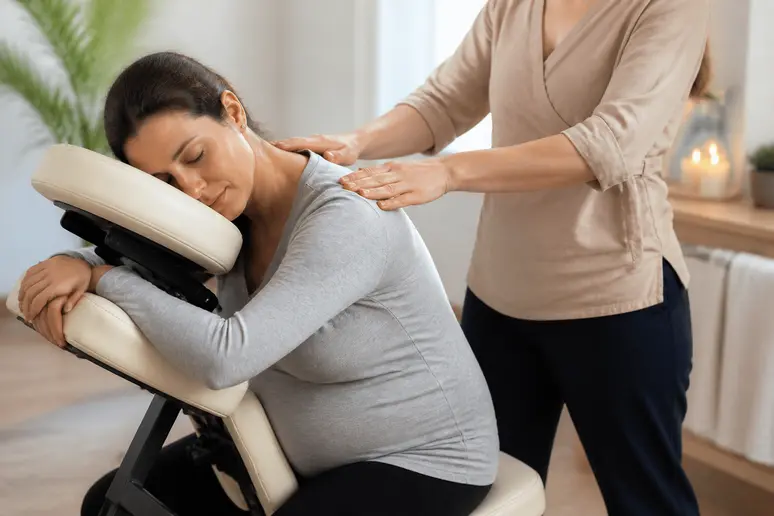 Femme enceinte profitant d'un soin relaxant en institut pour une idée cadeau baby shower axée sur le bien-être maternel