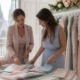 Deux amies discutent des tendances et des idées tenue mariage dans un atelier lumineux