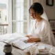 Une future mariee feuillette un livre preparation mariage sur une table en bois lumineux a Chartres