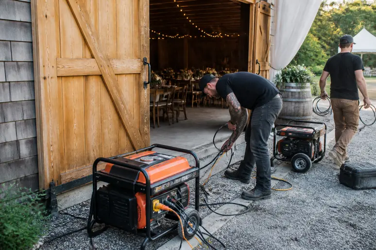Installation de câbles électriques et de groupes électrogènes pour un mariage champêtre dans une grange