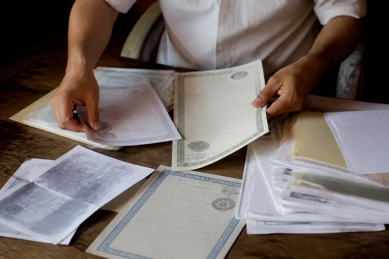 Mains préparant les pièces justificatives et formulaires pour le dossier de mariage civil