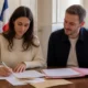 Futurs mariés consultant une liste documents mariage et des papiers administratifs sur une table en bois
