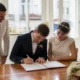 futurs mariés signant le registre avec leurs témoins lors d'une cérémonie civile pour illustrer les règles nombre témoins mariage