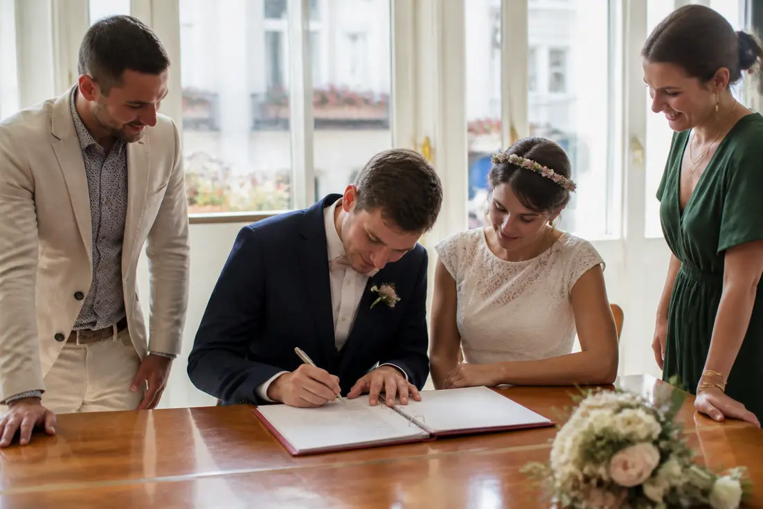 futurs mariés signant le registre avec leurs témoins lors d'une cérémonie civile pour illustrer les règles nombre témoins mariage