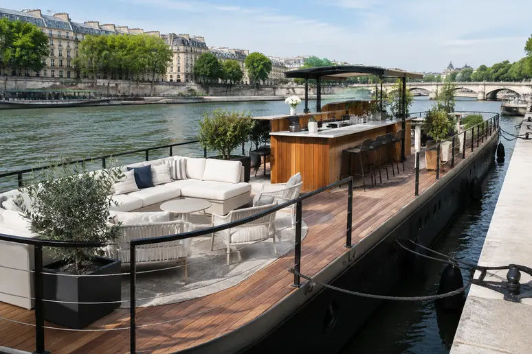 Péniche événementielle amarrée sur les quais de Seine à Paris pour une privatisation d'anniversaire.