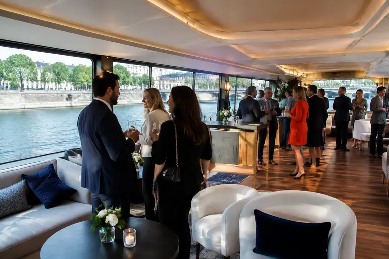 Aménagement intérieur d'une péniche parisienne préparée pour une réception d'anniversaire.