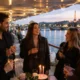 Amis célébrant un anniversaire lors d'une soirée festive avec peniche anniversaire paris sur la Seine