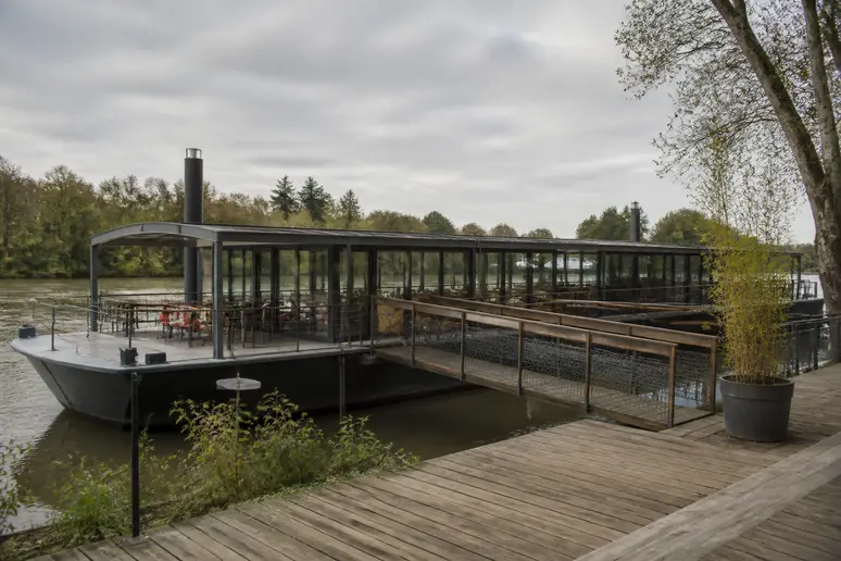 Structure extérieure d'un bateau de réception stationné le long des quais fluviaux