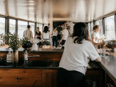 Aménagement intérieur de la péniche La Marquise Lyon pour un événement festif.