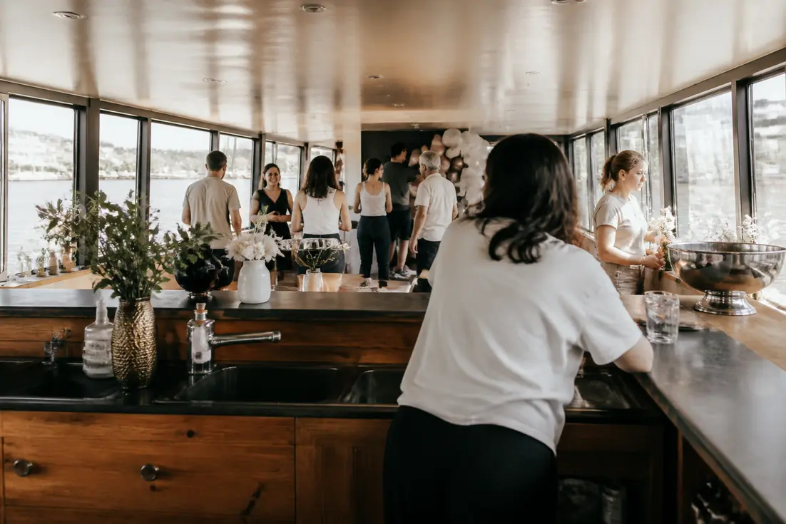 Aménagement intérieur de la péniche La Marquise Lyon pour un événement festif.