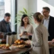Équipe d'employés partageant un chaleureux petit-déjeuner d'entreprise autour d'une table garnie de viennoiseries au bureau.
