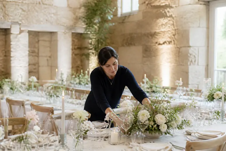 Mise en place d'une prestation de décoration de mariage avec art de la table et fleurs