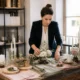 Un plan large d'un atelier de wedding design à Chartres montrant le tri du prix décoration mariage sur une table rustique