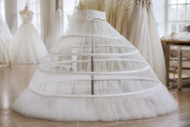 Jupon à cerceaux et superpositions de tulle pour donner du volume à une robe princesse