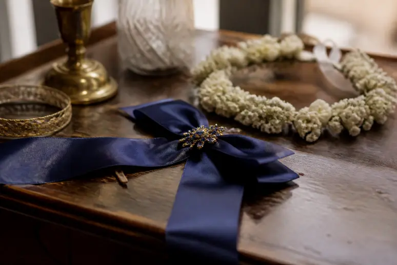 Détail d'un ruban bleu et des accessoires traditionnels posés avant la cérémonie