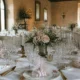 Décoration de table élégante et authentique pour illustrer les traditions de mariage en France.