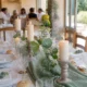 Déco baptême garçon douce et chic avec chemin de table en gaze de coton et accessoires en bois