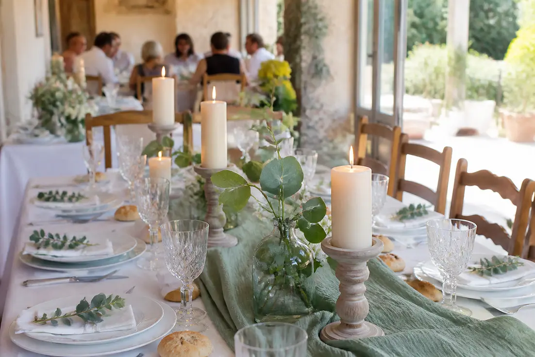 Déco baptême garçon douce et chic avec chemin de table en gaze de coton et accessoires en bois