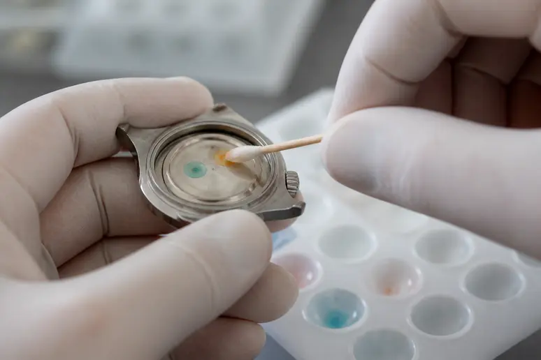 Test colorimétrique de détection du nickel réalisé sur un boîtier de montre pour vérifier la conformité REACH