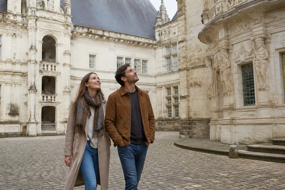 couple explorant la cour renaissance lors de leur chateau de lapalisse avis