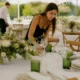 Mise en place de gobelets réutilisables et de vaisselle sur une table de mariage