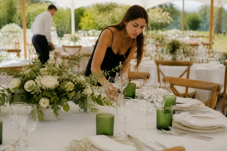 Mise en place de gobelets réutilisables et de vaisselle sur une table de mariage