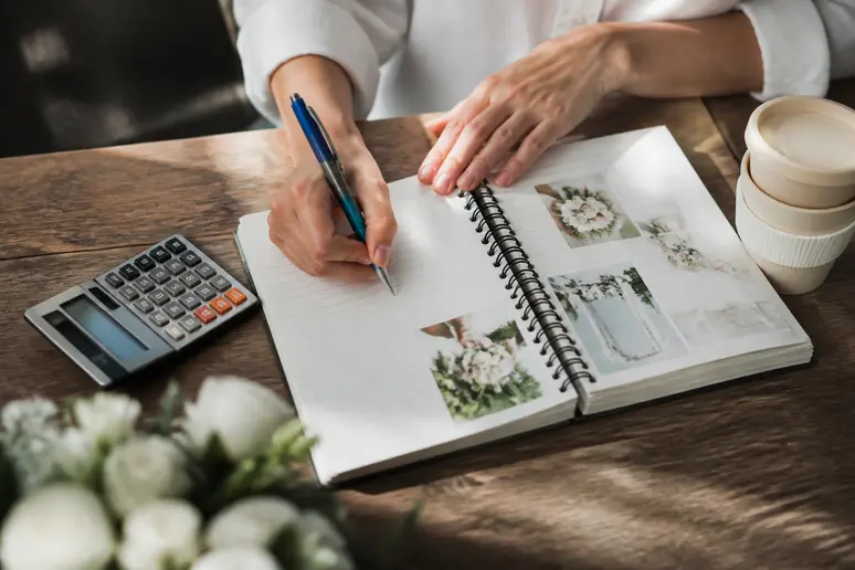 Planification du nombre de gobelets à prévoir pour mariage dans un carnet de notes