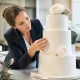 wedding planner vérifiant un decor gateaux en pâte à sucre dans un atelier de Chartres
