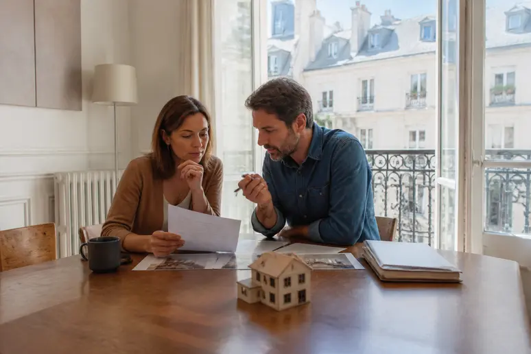Couple examinant la déclaration commune des revenus et le patrimoine immobilier soumis à l'impôt