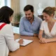 Futurs mariés consultant des documents administratifs pour organiser mariage nancy dans un bureau municipal