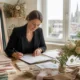 Un wedding planner examine des échantillons de décoration pour organiser un mariage parfait à Chartres