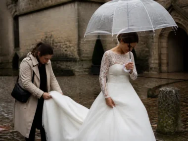 Un parapluie pour mariée transparent protège la mariée de la pluie lors d'un mariage à Chartres