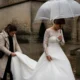 Un parapluie pour mariée transparent protège la mariée de la pluie lors d'un mariage à Chartres