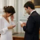 Un couple partageant des vœux de mariage poétiques lors de leur cérémonie civile à la mairie.
