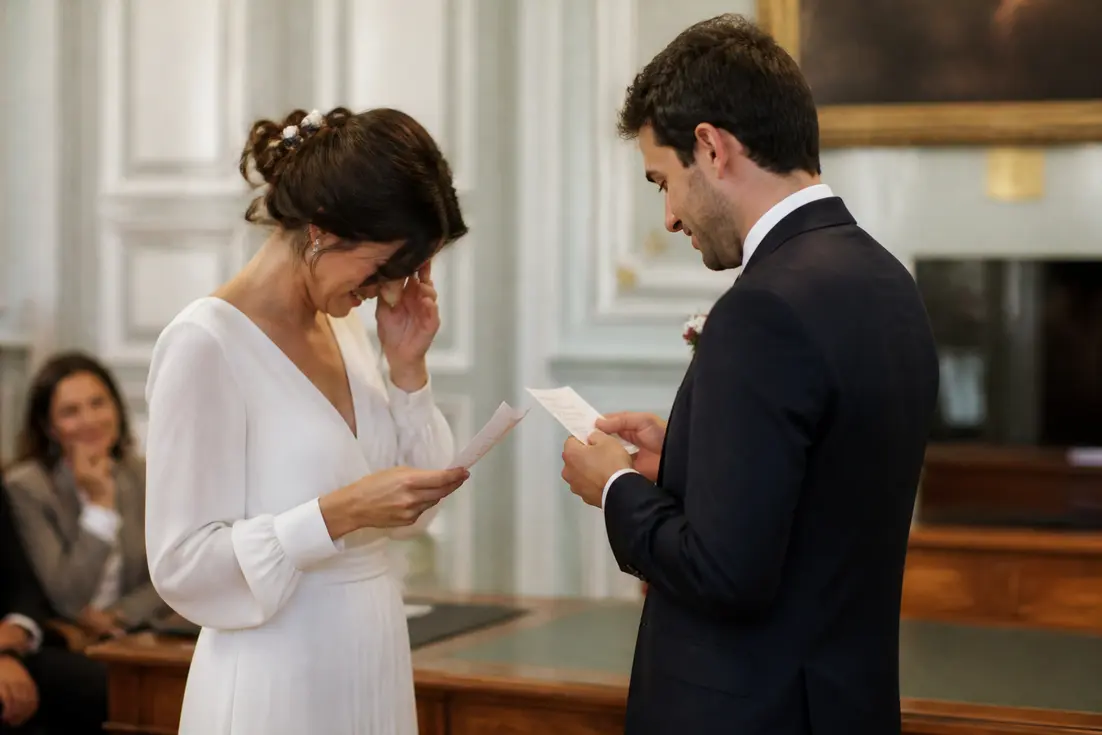 Un couple partageant des vœux de mariage poétiques lors de leur cérémonie civile à la mairie.