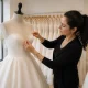 Retouche d'une robe de mariée bustier dans un atelier de couture lumineux à Chartres