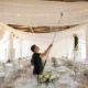 professionnel installant des tentures ignifugées dans une salle de mariage decoration lumineuse à Chartres