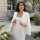 Une femme élégante en tenue pour mariage civil femme dans une cour lumineuse