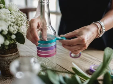 Exemple de décoration mariage washi tape sur une bouteille en verre pour une table