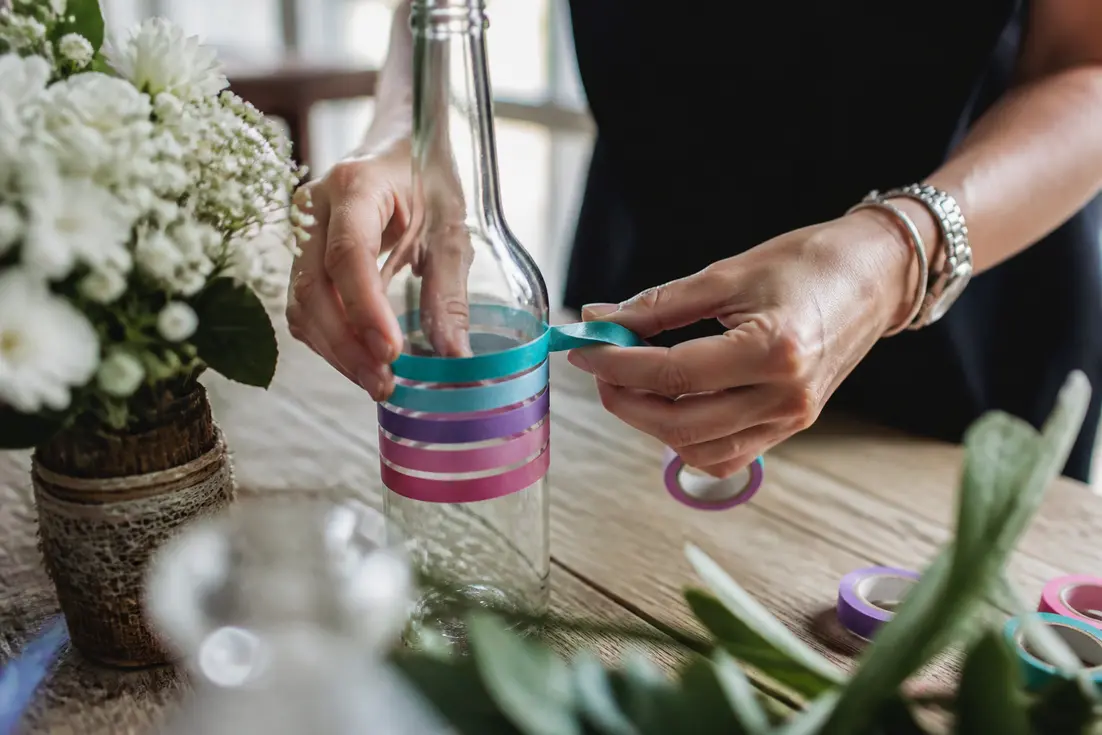 Exemple de décoration mariage washi tape sur une bouteille en verre pour une table